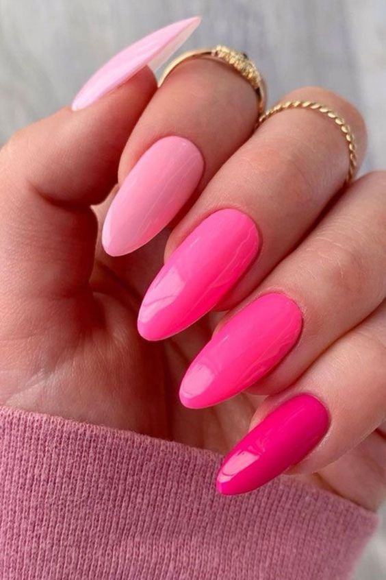 Manicure com paleta de cores rosa vibrante